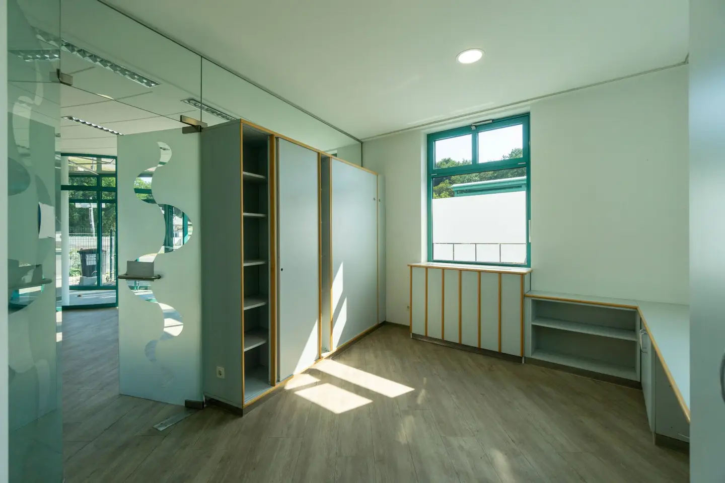 Spacious commercial premises with excellent visibility on 2 levels in Mauerbach