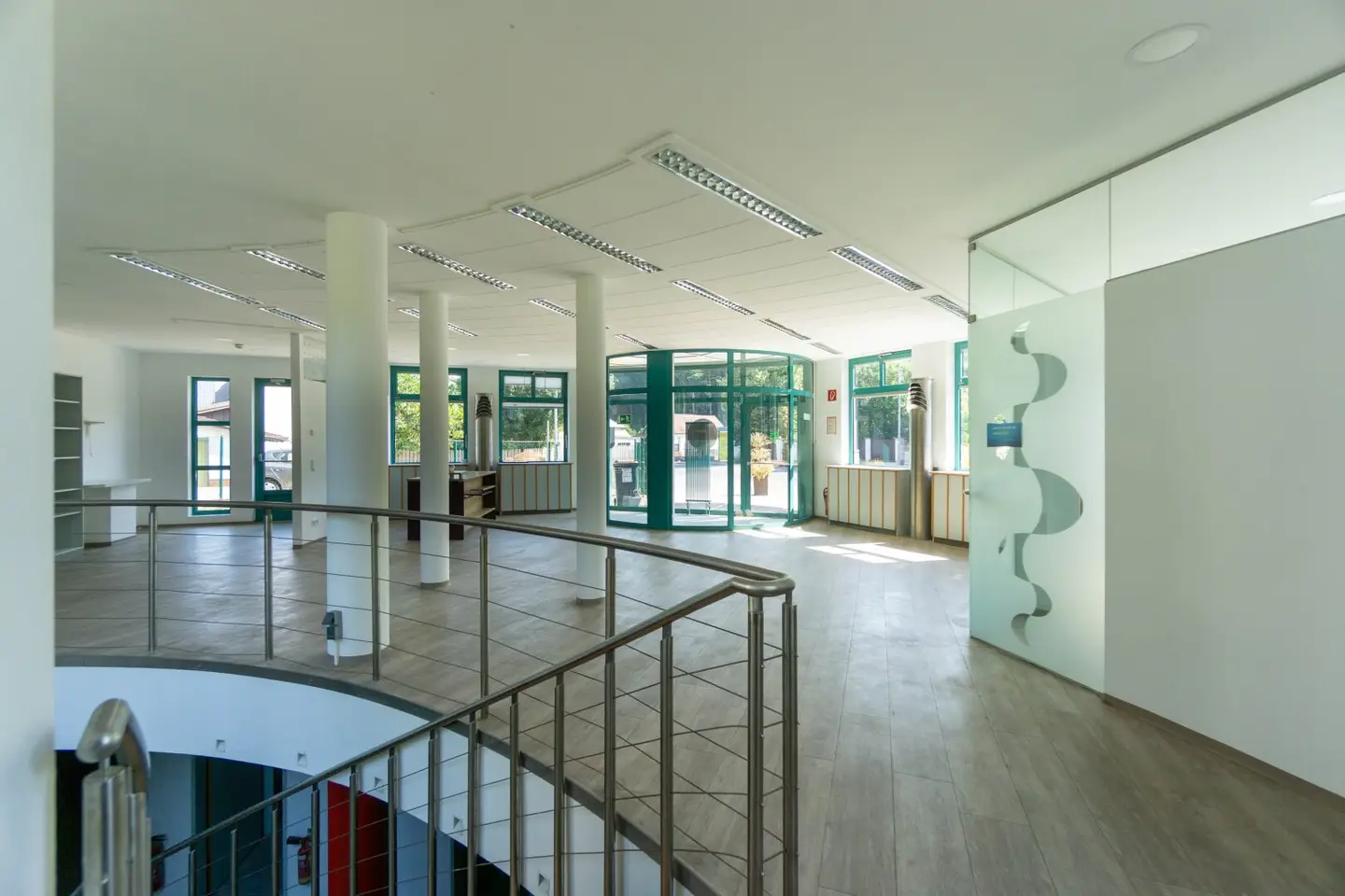 Spacious commercial premises with excellent visibility on 2 levels in Mauerbach