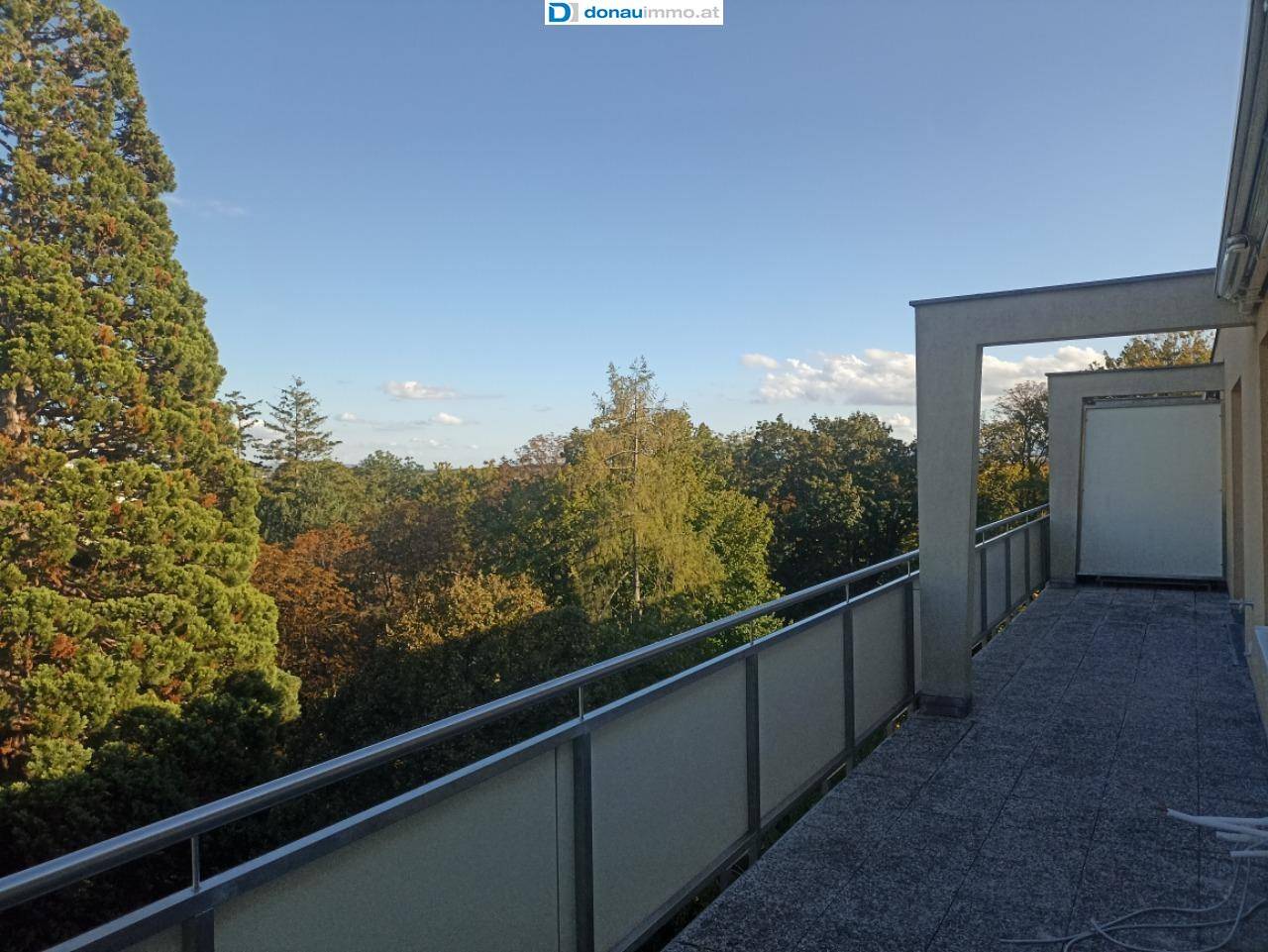 Traumhafte Dachgeschosswohnung mit 27 m2 Terrasse &amp; Weitblick in Baden für Investoren