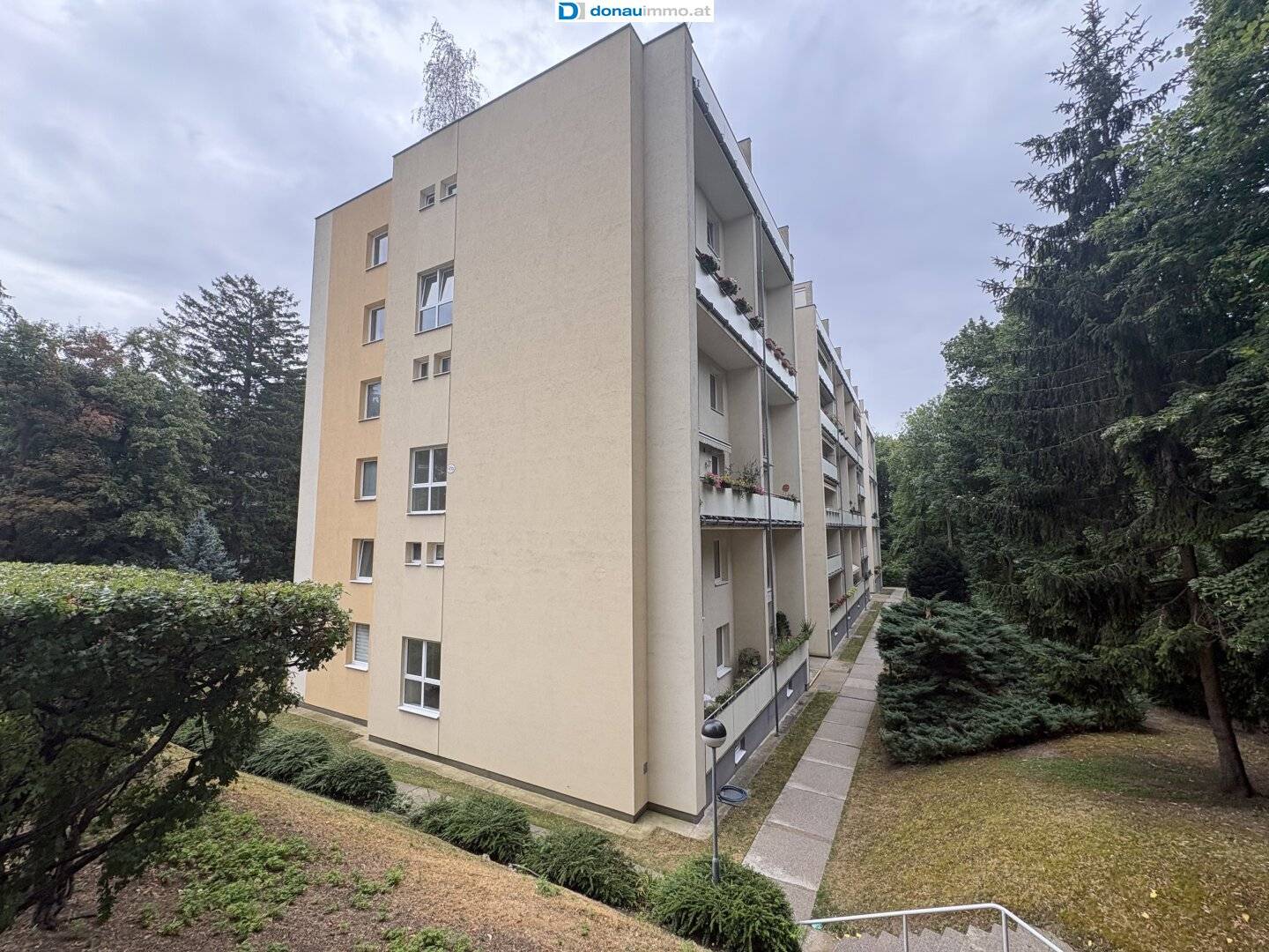 Traumhafte Dachgeschosswohnung mit 27 m2 Terrasse &amp; Weitblick in Baden für Investoren