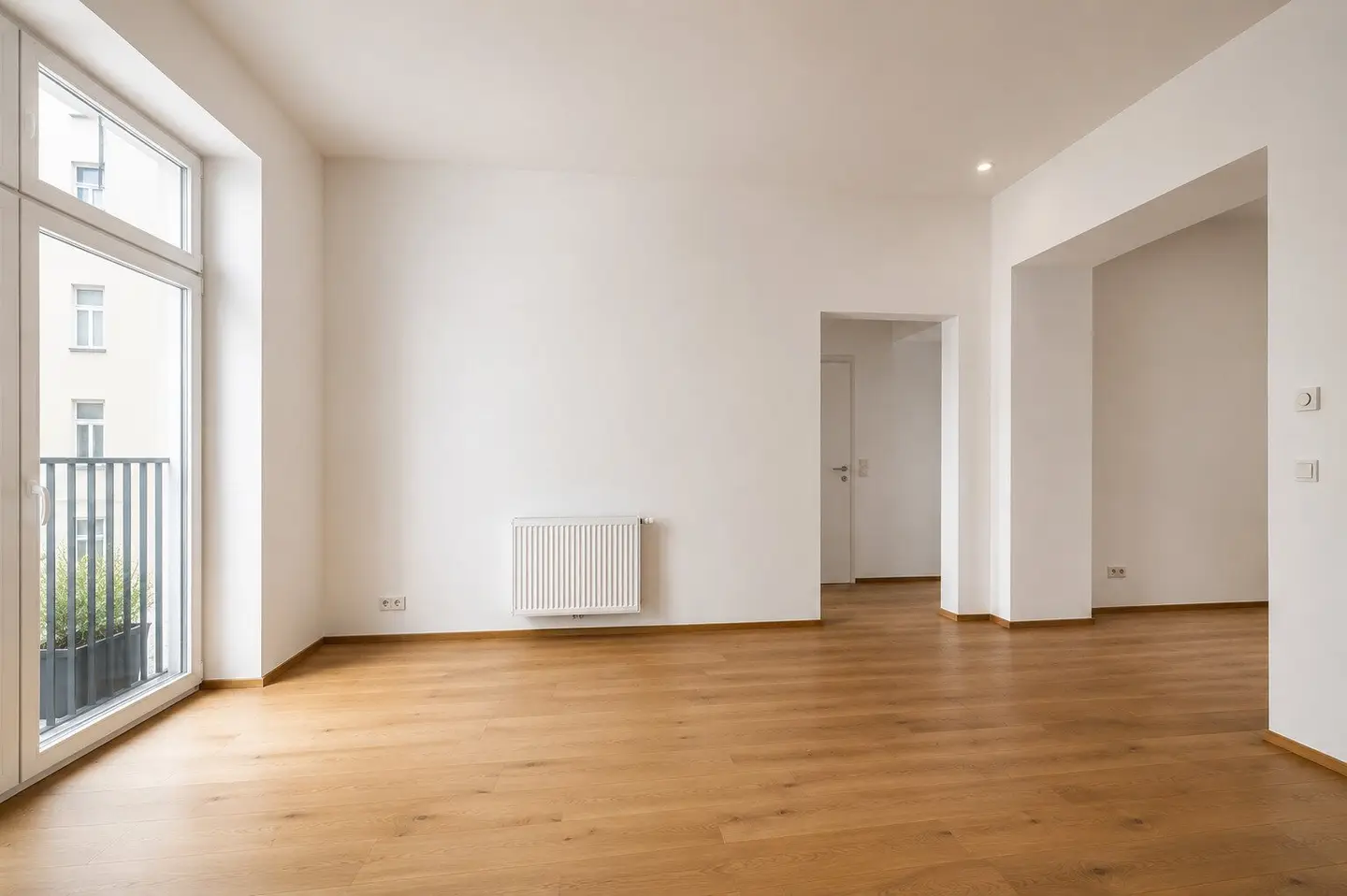 RARITY! 3-room period apartment with large balcony! FIRST OCCUPANCY!