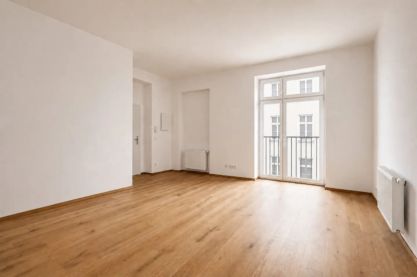 RARITY! 3-room period apartment with large balcony! FIRST OCCUPANCY!