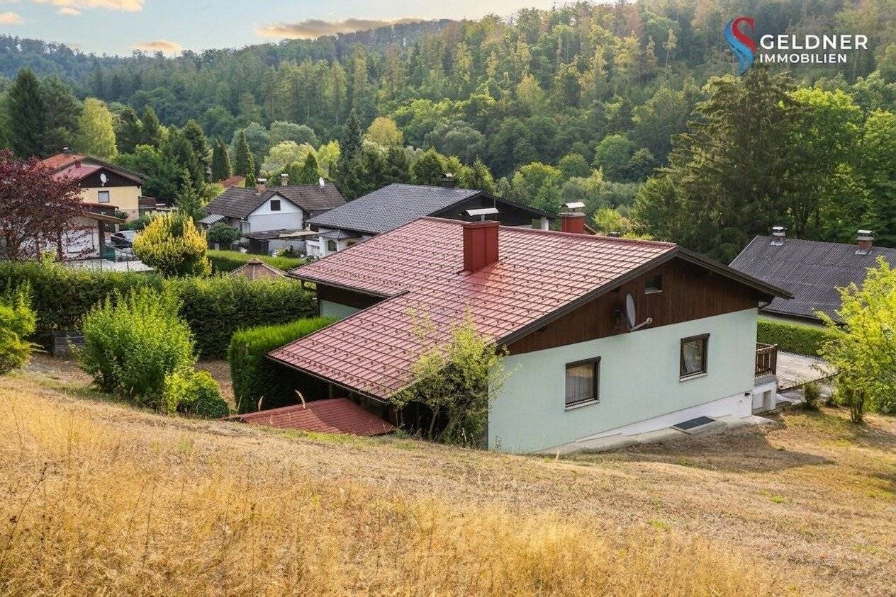 Ruhig gelegenes, gemütliches, sofort beziehbares Einfamilienhaus mit Terrasse, Kamin, Doppel-Garage und separatem Carport in Ritzing