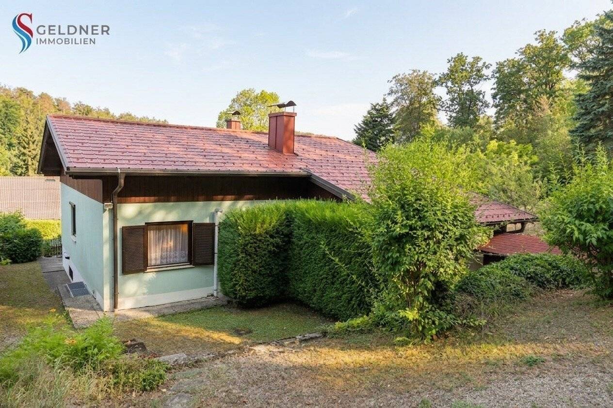 Ruhig gelegenes, gemütliches, sofort beziehbares Einfamilienhaus mit Terrasse, Kamin, Doppel-Garage und separatem Carport in Ritzing