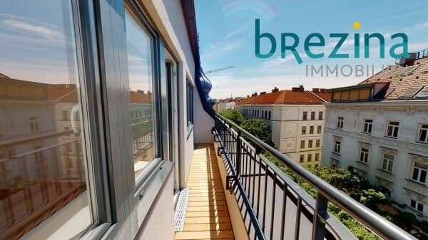 Dachterrasse mit Wien rundum Blick und eine weitere Terrasse mit historischen Zwiebelturm