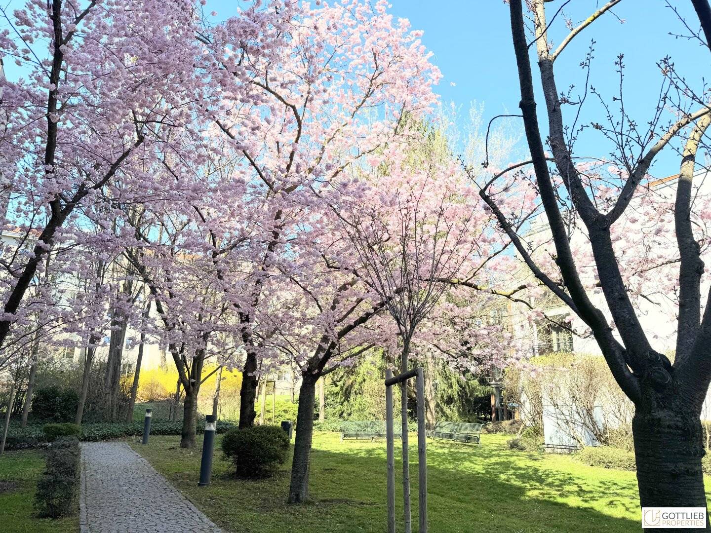Quiet green location near Glanzing! Perfect 3-room apartment with optional garage space