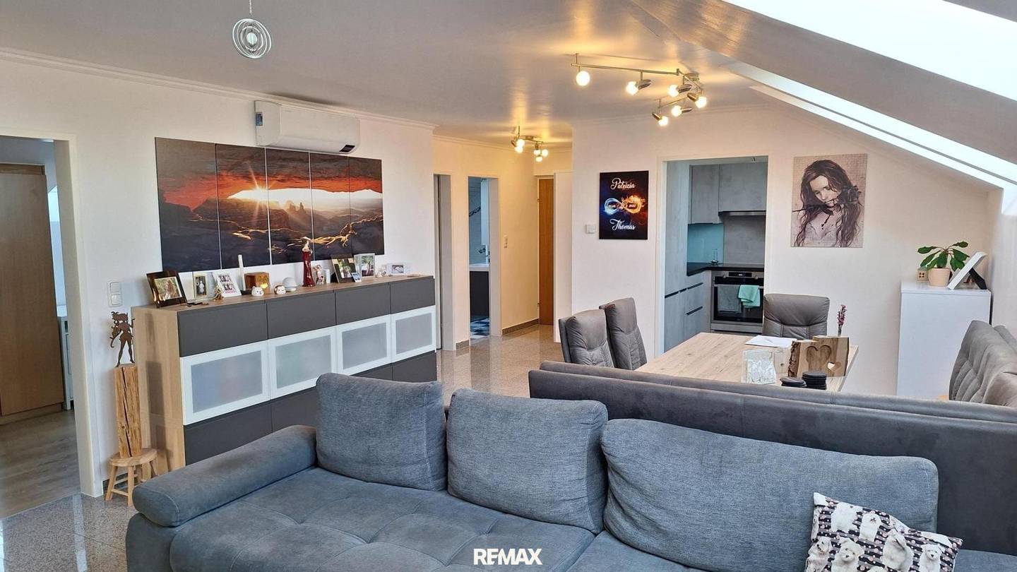 Helle Dachgeschosswohnung mit Balkon und Garage