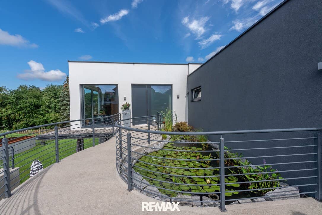STEYR | CHRISTKINDL – Hochwertiges Designerhaus mit Swimmingpool, Garten, Terrasse &amp; Doppelgarage