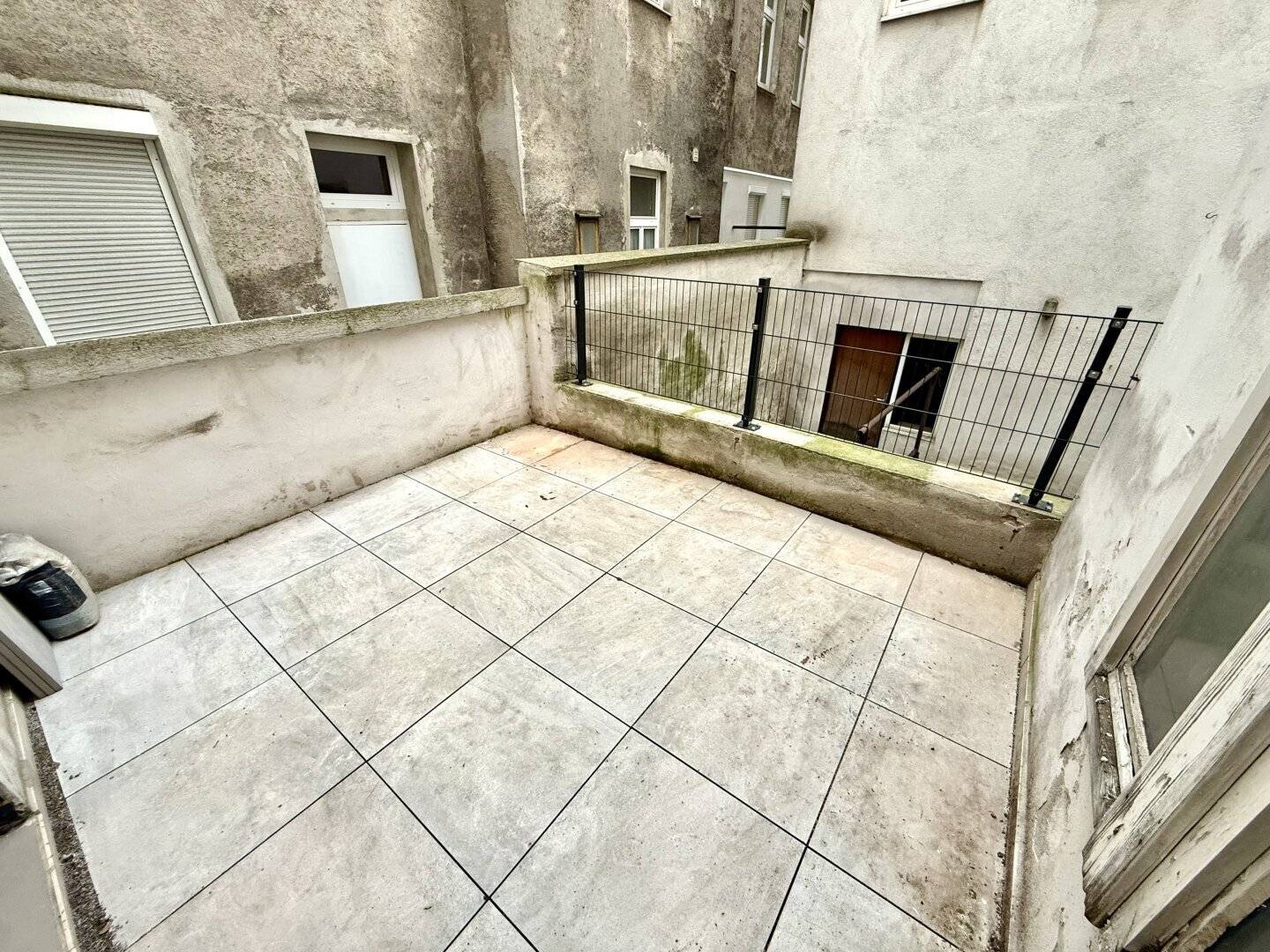 Charming 1-room period apartment with terrace in the courtyard – near U3 Kardinal-Nagl-Platz