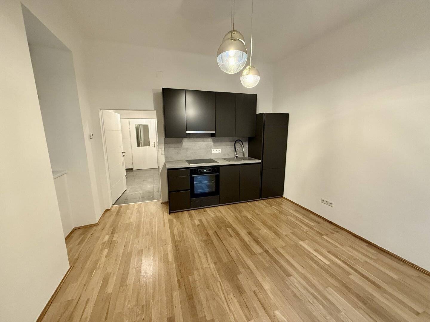 Charming 1-room period apartment with terrace in the courtyard – near U3 Kardinal-Nagl-Platz