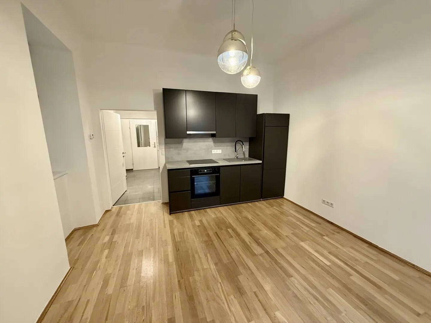 Charmante 1-Zimmer-Altbauwohnung mit Terrasse im Innenhof – nahe U3 Kardinal-Nagl-Platz
