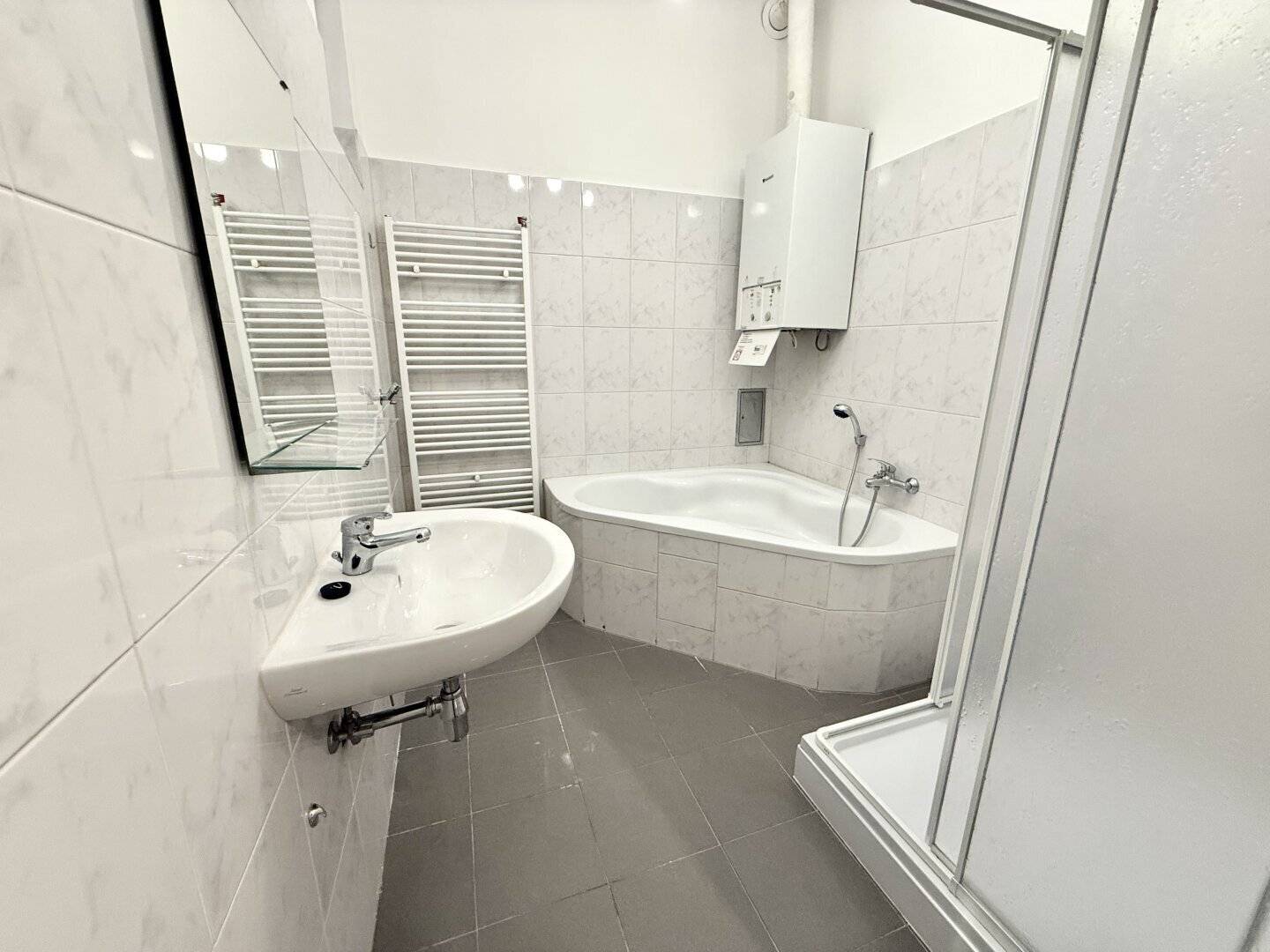 Charming 1-room period apartment with terrace in the courtyard – near U3 Kardinal-Nagl-Platz