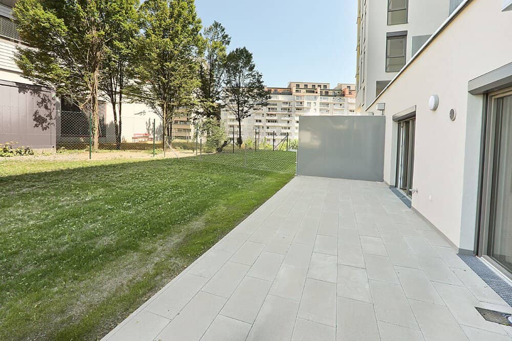 GEKÜHLTE GARTENWOHNUNG MIT RIESIGEM GARTEN