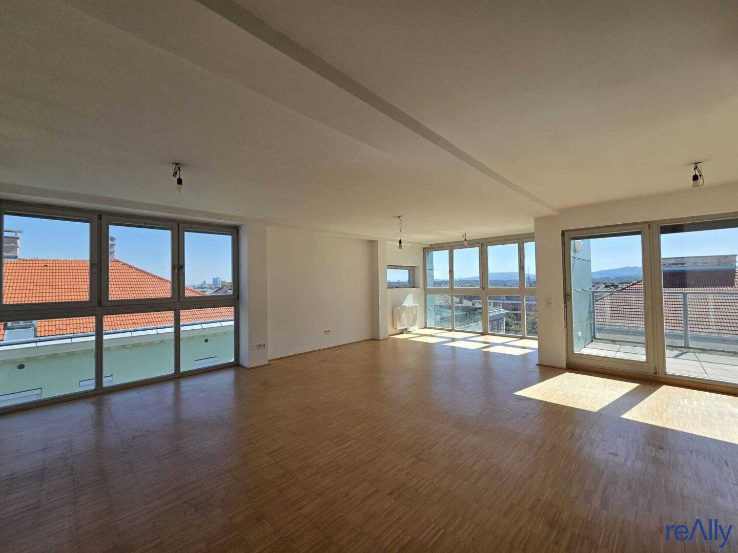 EXKLUSIVES DACHGESCHOSS-REFUGIUM: Über 100 m² Penthouse-Feeling mit Sonnenterrasse direkt an der U3!