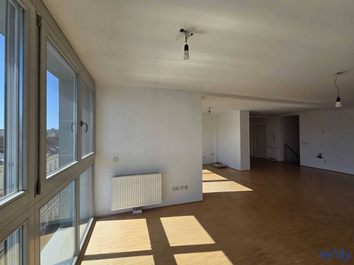 EXKLUSIVES DACHGESCHOSS-REFUGIUM: Über 100 m² Penthouse-Feeling mit Sonnenterrasse direkt an der U3!