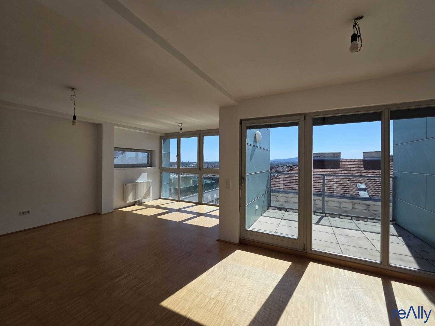 EXKLUSIVES DACHGESCHOSS-REFUGIUM: Über 100 m² Penthouse-Feeling mit Sonnenterrasse direkt an der U3!