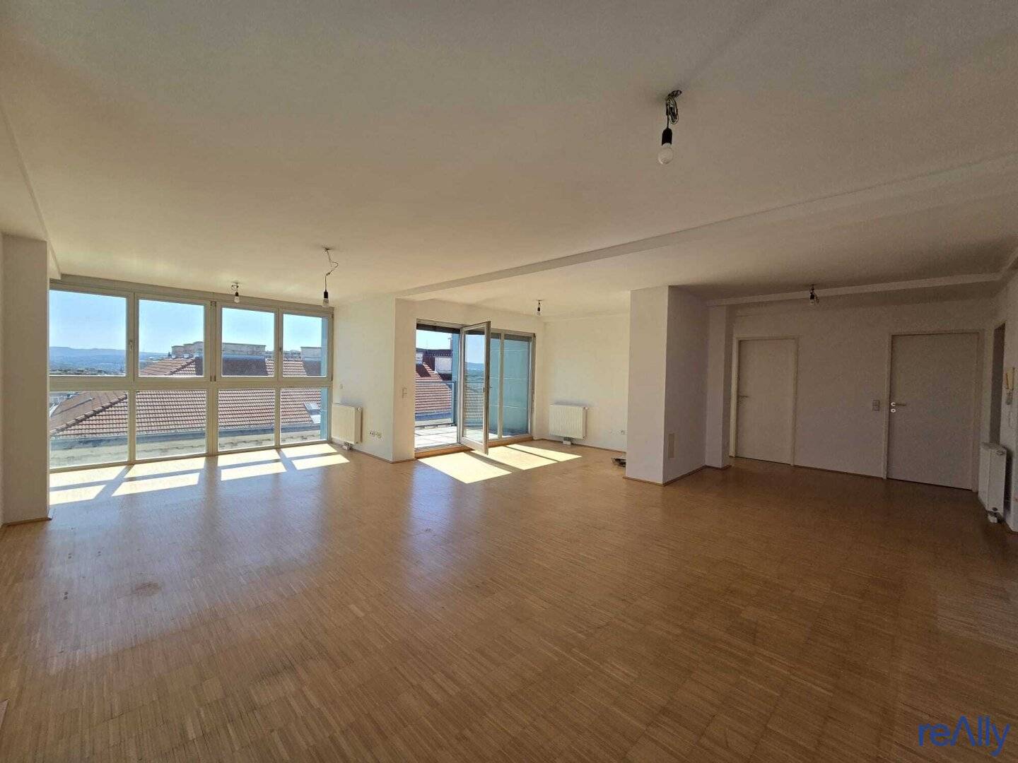 EXKLUSIVES DACHGESCHOSS-REFUGIUM: Über 100 m² Penthouse-Feeling mit Sonnenterrasse direkt an der U3!