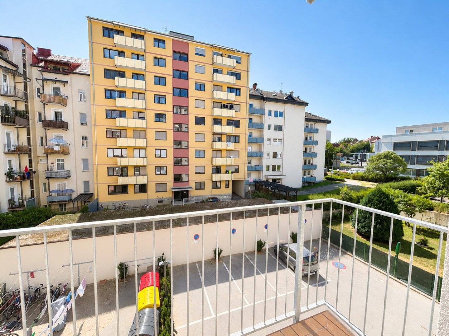 2-room apartment (+ separate kitchen) with balcony to the courtyard – redesign potential in central location in Graz-Lend