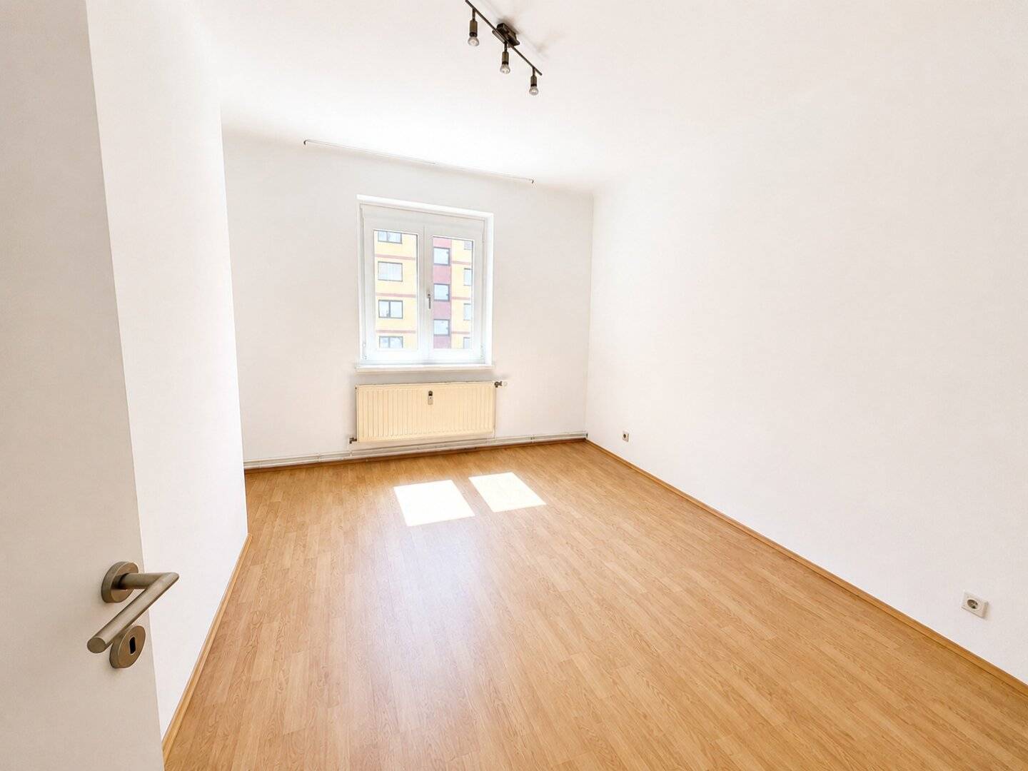 2-room apartment (+ separate kitchen) with balcony to the courtyard – redesign potential in central location in Graz-Lend