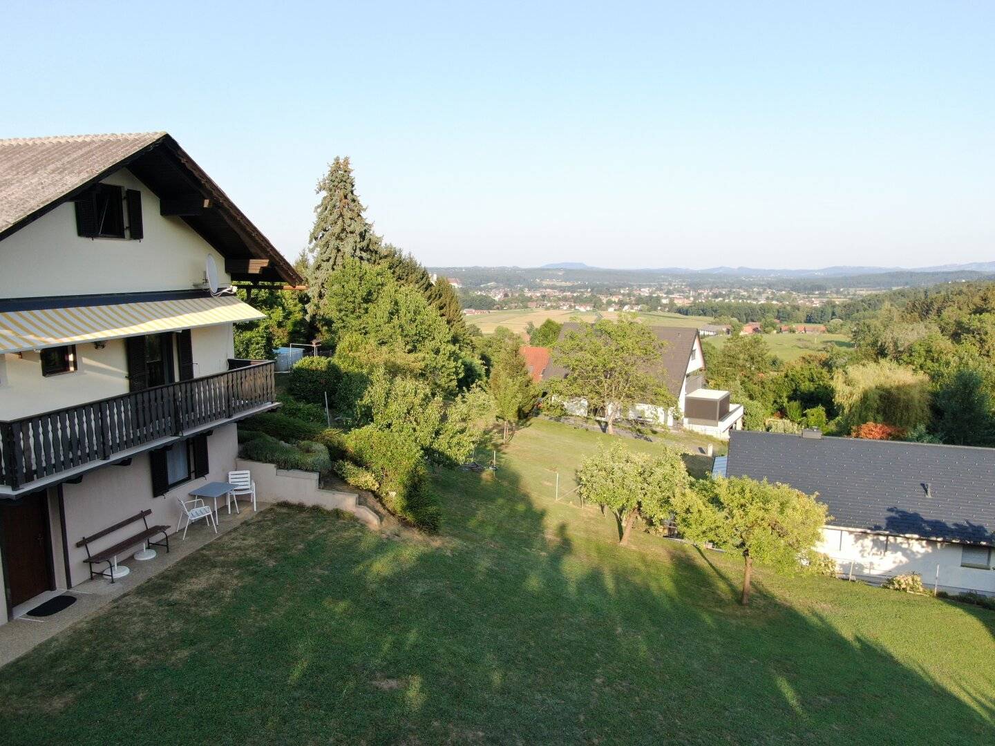 8510 Stainz, Blumenstraße: Entzückendes, renoviertes Eigenheim mit ca. 50m² Wfl.  und 1.440 m² Grund mit Carport und Gartenhäuschen