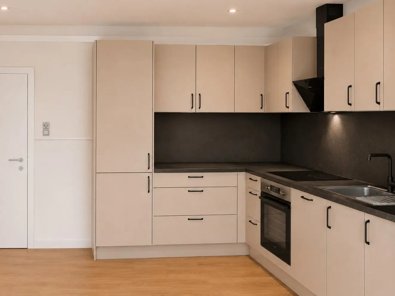 Versatile commercial space in the center – ideal for practice, therapy or office