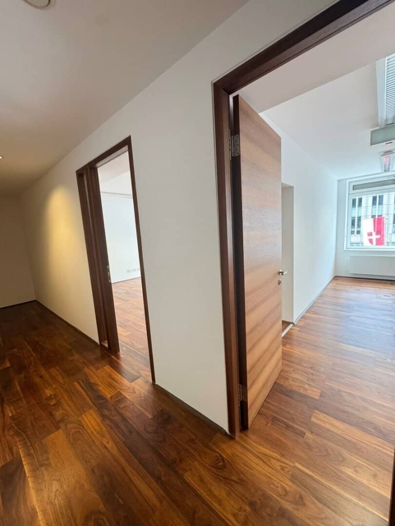 Parkring: Office with Concierge &amp; Garage Parking Space in the Building