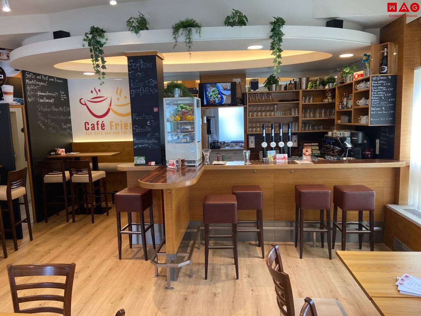 Gastronomy space / "Cafe Friends" in Linz / Bindermichl - Keferfeld - optionally fully equipped with attractive outdoor seating – 81.28 m² | Accessible | Turn the key and start