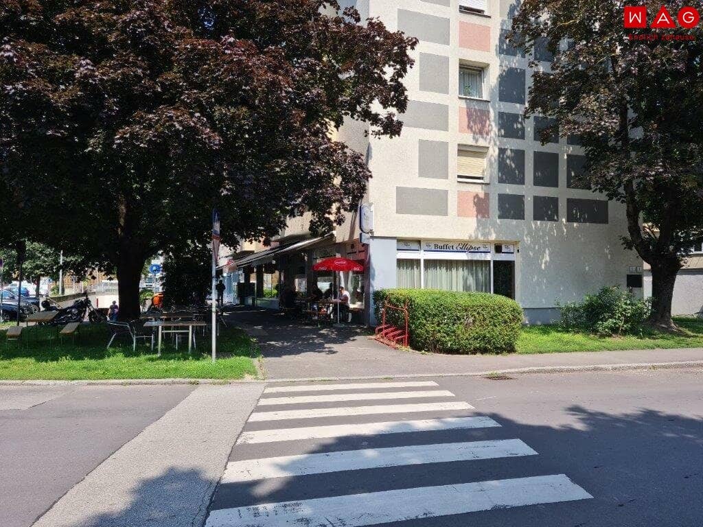 Gastronomy space / "Cafe Friends" in Linz / Bindermichl - Keferfeld - optionally fully equipped with attractive outdoor seating – 81.28 m² | Accessible | Turn the key and start