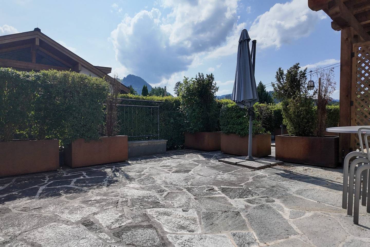 Maisonettewohnung with natural stone terrace and underground garage