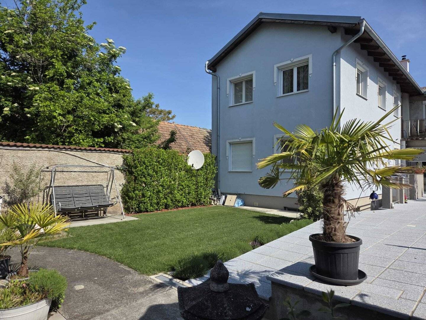 Halbturn - Mehrfamilienhaus mit Wellnessbereich, Pool und weiterem Baugrundstück
