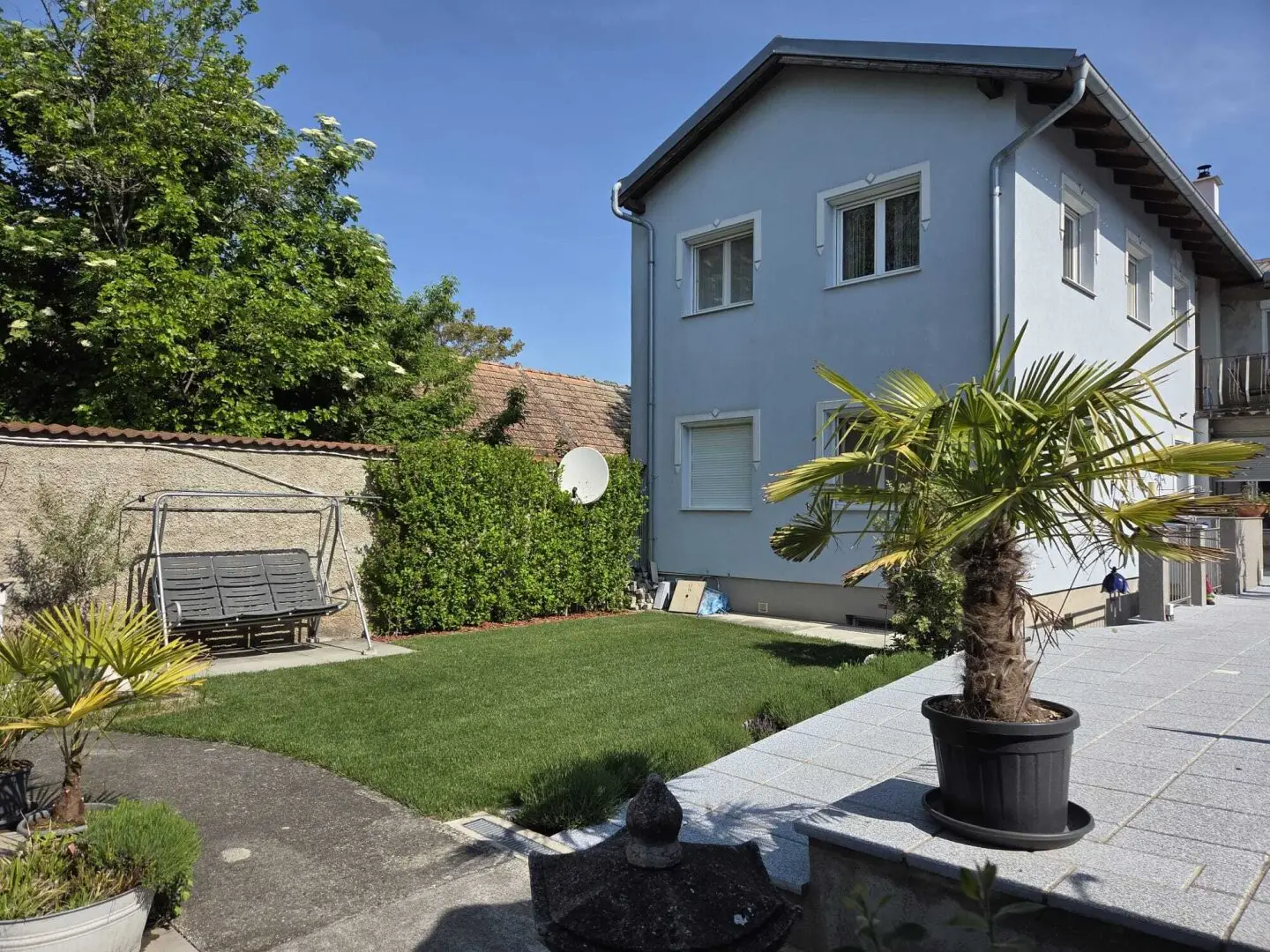 Halbturn - Mehrfamilienhaus mit Wellnessbereich, Pool und weiterem Baugrundstück