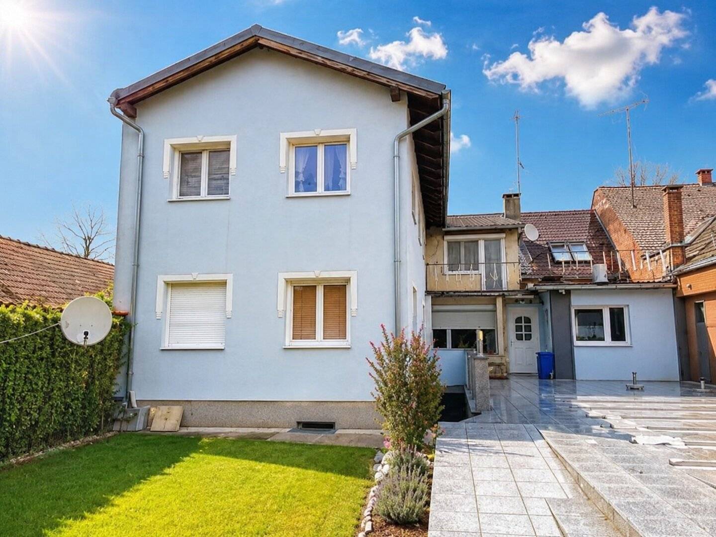 Halbturn - Mehrfamilienhaus mit Wellnessbereich, Pool und weiterem Baugrundstück