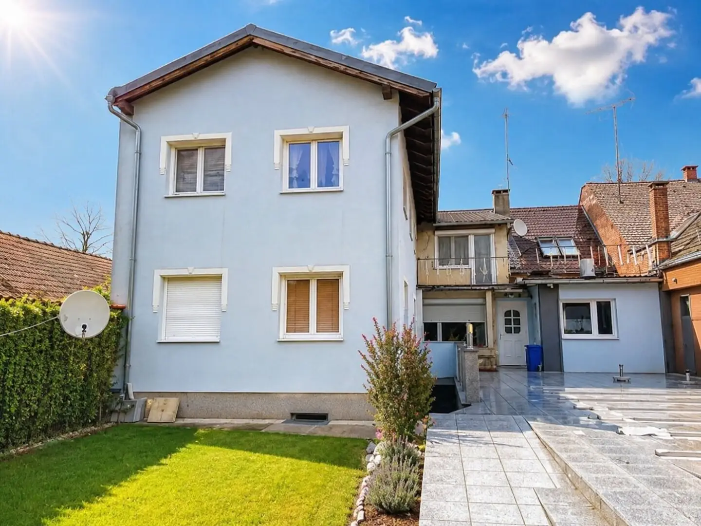 Halbturn - Mehrfamilienhaus mit Wellnessbereich, Pool und weiterem Baugrundstück