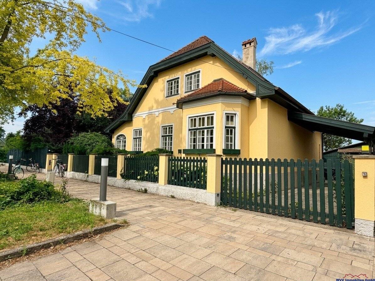 Herrenhaus-Charme mit klassischer Anmutung - nach Brandschaden sanierungsfähig und großem Potential