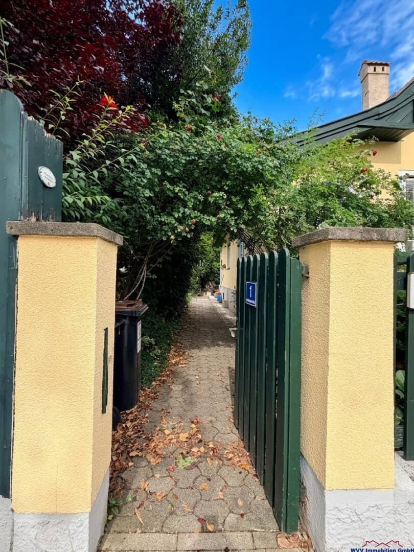 Herrenhaus-Charme mit klassischer Anmutung - nach Brandschaden sanierungsfähig und großem Potential
