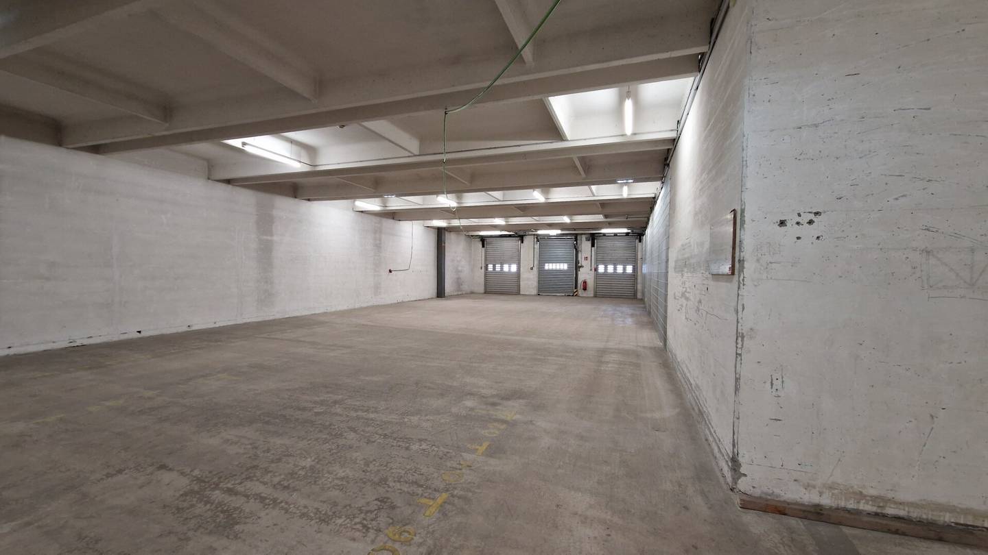 Top business location with 985 m² hall area &amp; 3 truck ramps