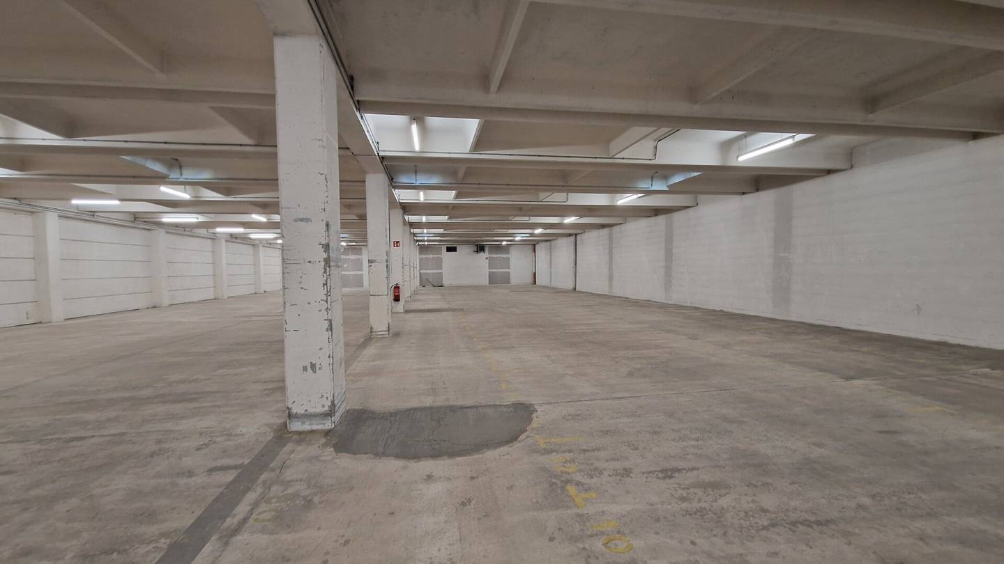 Top business location with 985 m² hall area &amp; 3 truck ramps