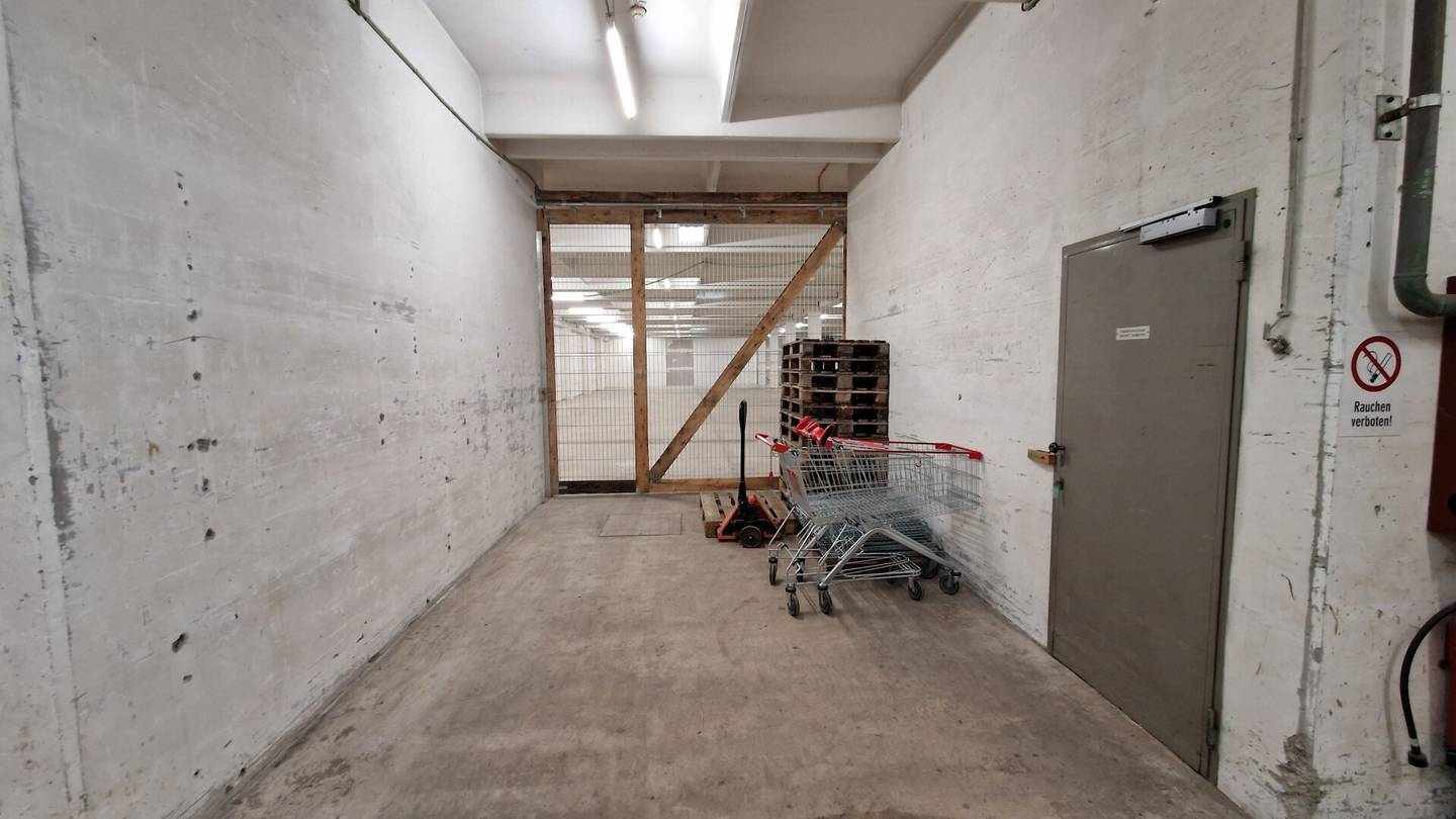 Top business location with 985 m² hall area &amp; 3 truck ramps