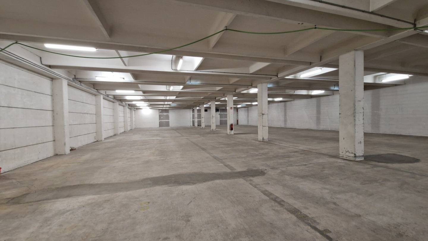 Top business location with 985 m² hall area &amp; 3 truck ramps