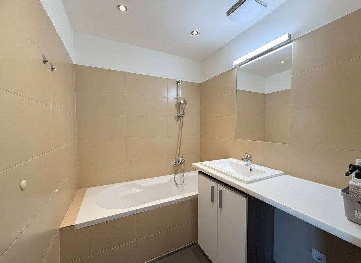 Well laid-out 2-room apartment near U3 Hütteldorfer Str. / bus 10A and trams 10, 46, 49, 52