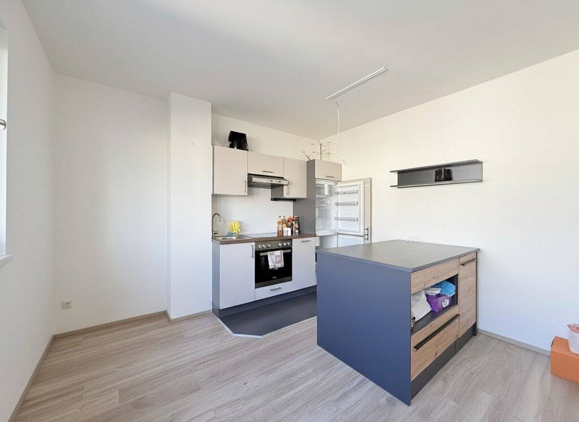 Well laid-out 2-room apartment near U3 Hütteldorfer Str. / bus 10A and trams 10, 46, 49, 52