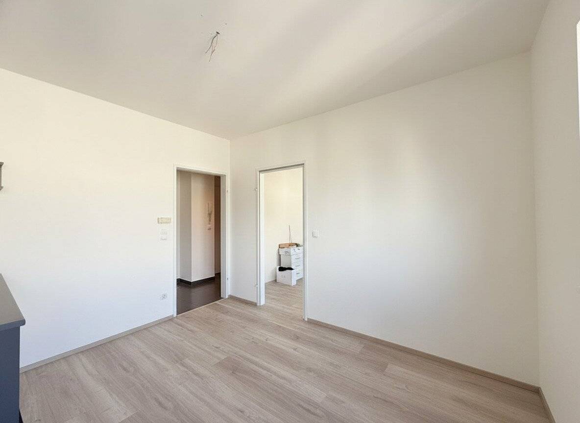 Well laid-out 2-room apartment near U3 Hütteldorfer Str. / bus 10A and trams 10, 46, 49, 52