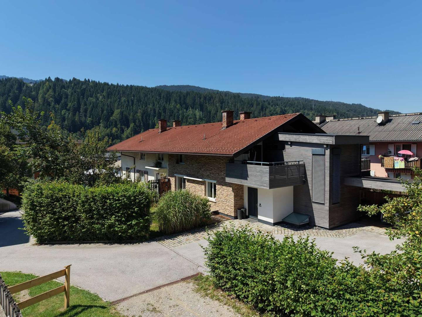 Ruhig gelegene Wohnung mit Privatgarten und Carport