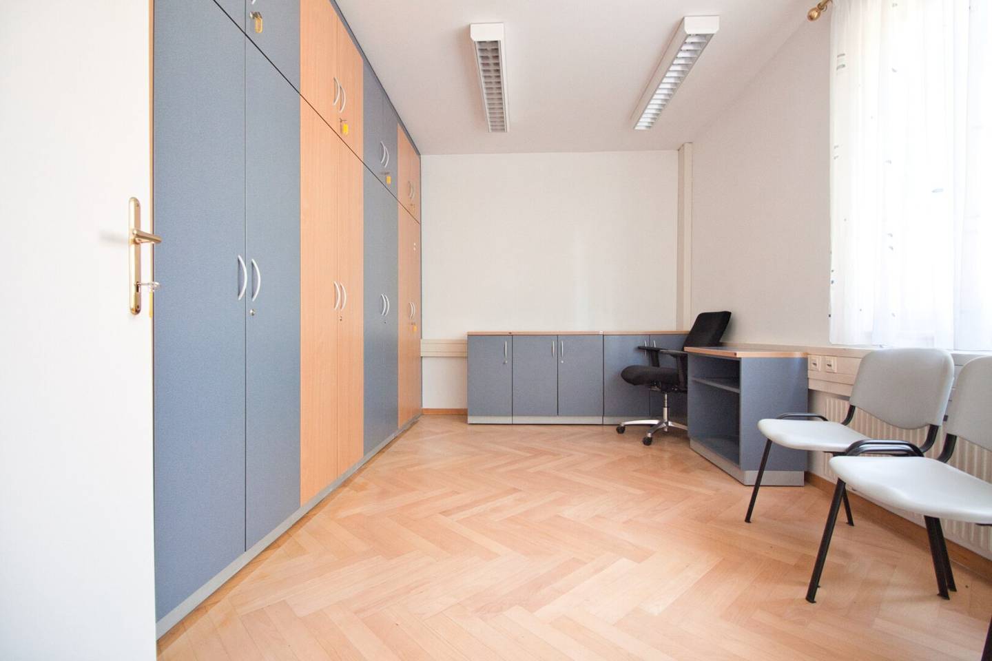 OFFICE/CLINIC | versatile room layout with 153 m² | individual rooms &amp; spacious multipurpose room | quiet, representative prime location