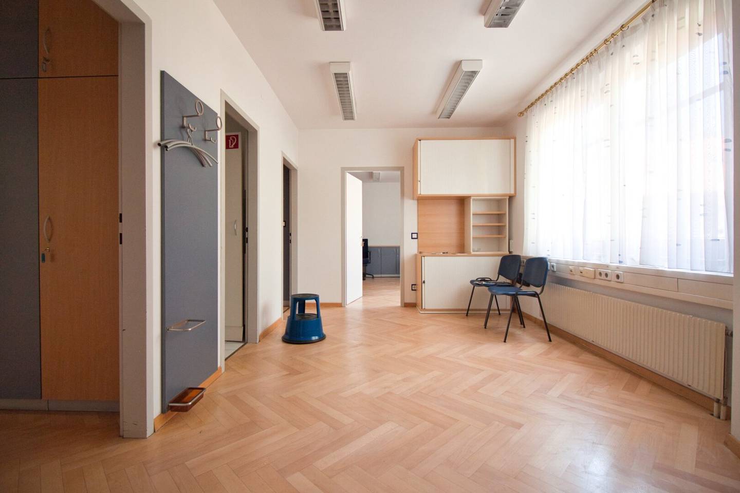 OFFICE/CLINIC | versatile room layout with 153 m² | individual rooms &amp; spacious multipurpose room | quiet, representative prime location