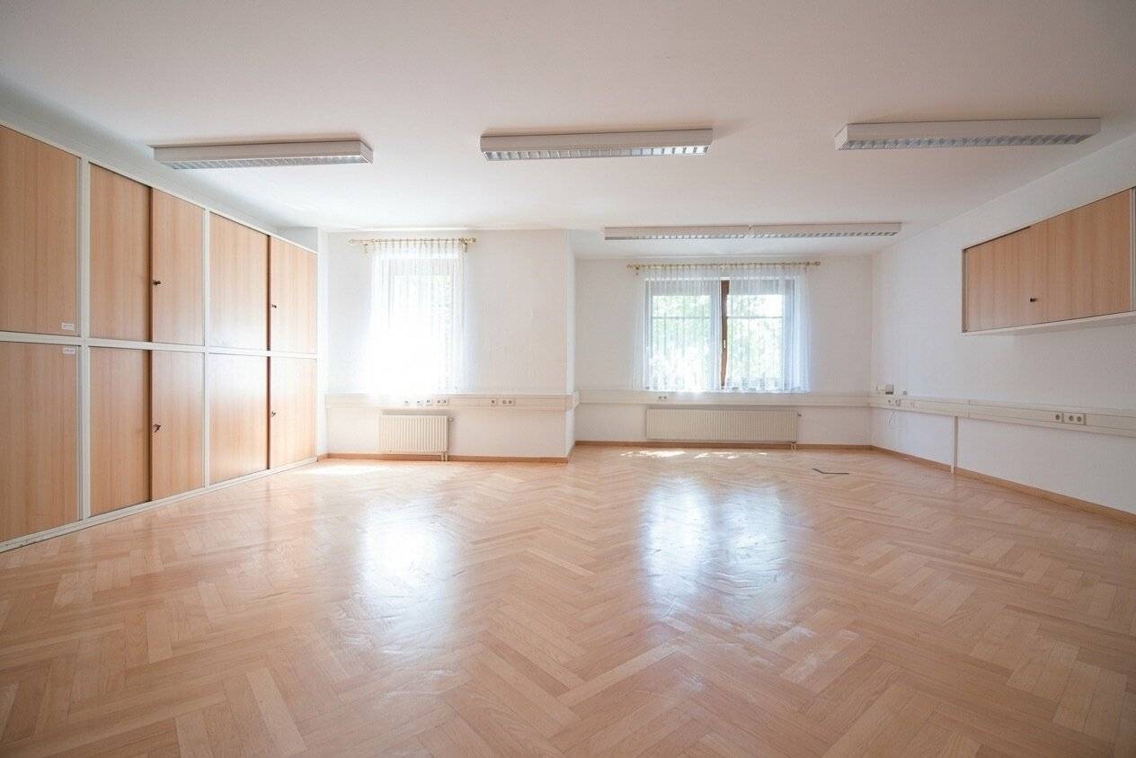 OFFICE/CLINIC | versatile room layout with 153 m² | individual rooms &amp; spacious multipurpose room | quiet, representative prime location