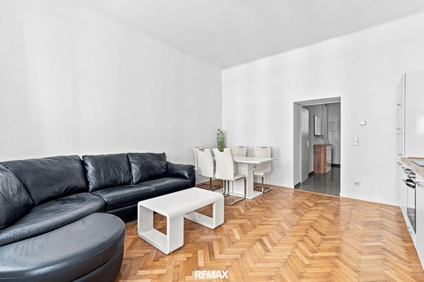 Well maintained 3-room old building apartment in the Third +++ RE/MAX Trend +++