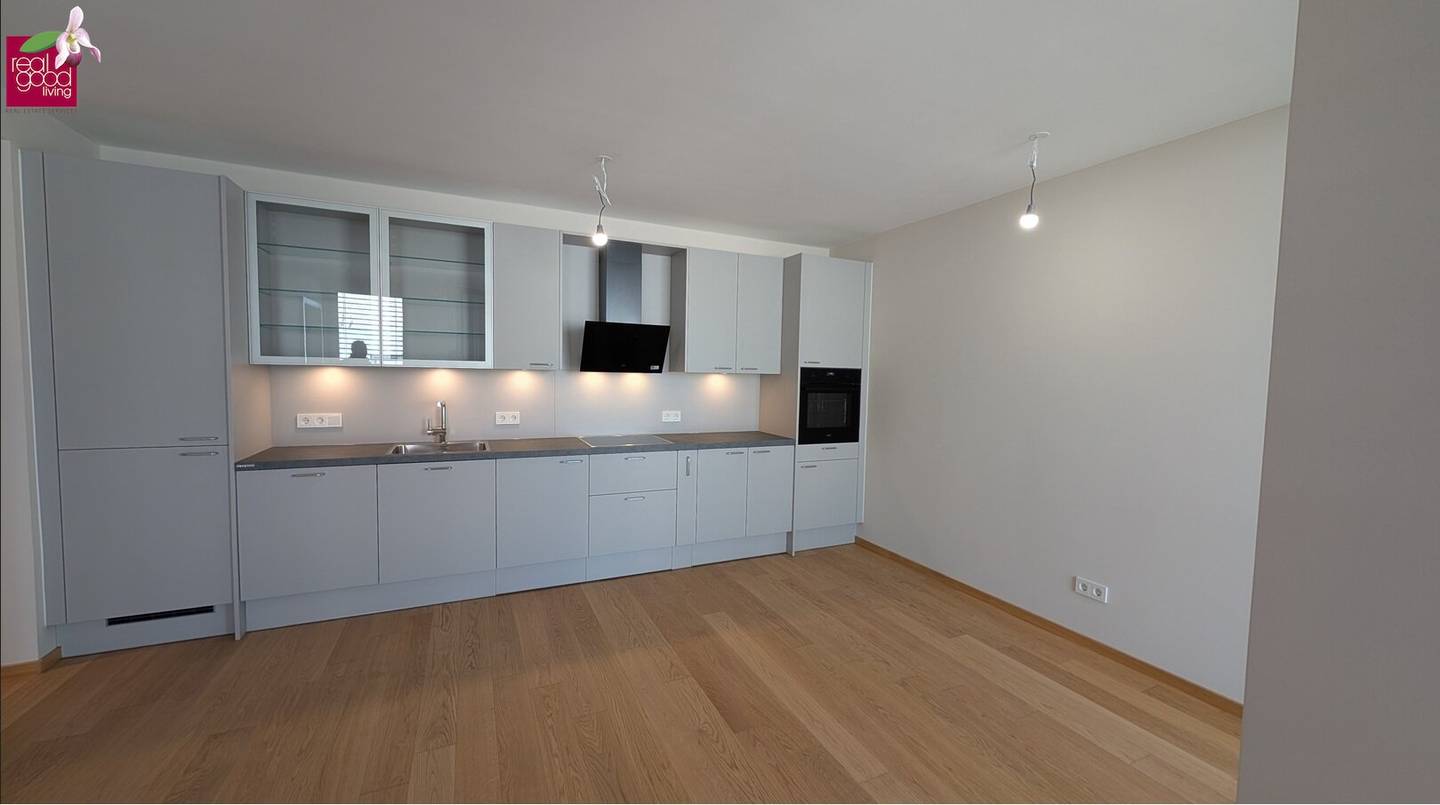Like first occupancy: Advance payments for hot water and heating included! Charming 2-room apartment with a small but fine loggia in very good infrastructure location