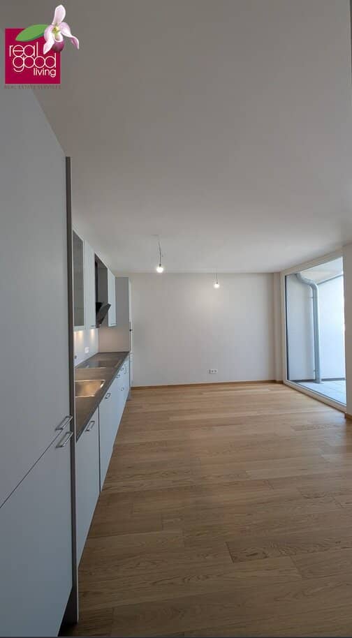 Like first occupancy: Advance payments for hot water and heating included! Charming 2-room apartment with a small but fine loggia in very good infrastructure location