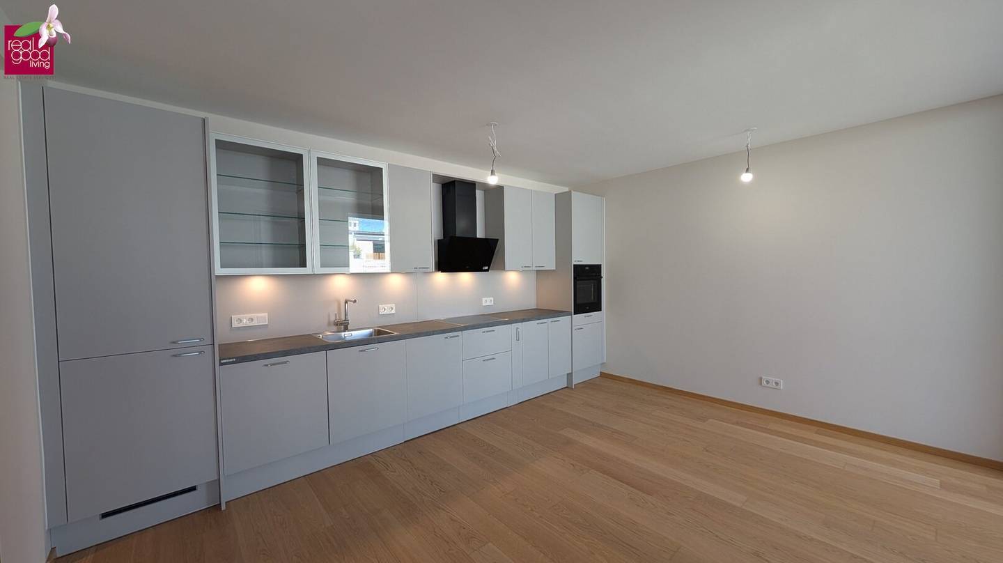 Like first occupancy: Advance payments for hot water and heating included! Charming 2-room apartment with a small but fine loggia in very good infrastructure location